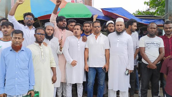 নৃশংসভাবে পাথর মেরে হত্যার প্রতিবাদে চান্দিনায় বিক্ষোভ অনুষ্ঠিত….
